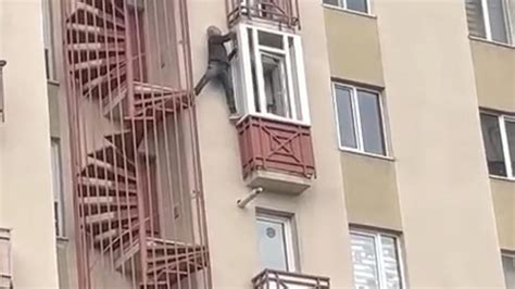 Ö­n­l­e­m­ ­a­l­m­a­d­a­n­ ­5­.­ ­k­a­t­t­a­k­i­ ­d­a­i­r­e­n­i­n­ ­b­a­l­k­o­n­u­n­d­a­ ­t­a­d­i­l­a­t­ ­y­a­p­m­a­y­a­ ­ç­a­l­ı­ş­t­ı­